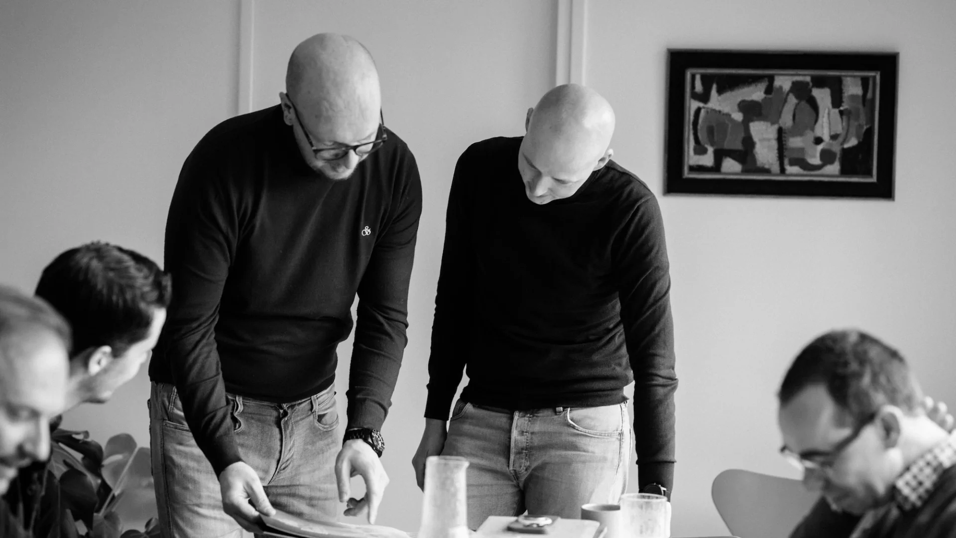 Team Bakker Ontwerp werkt gezamenlijk aan tafel tijdens een strategiesessie